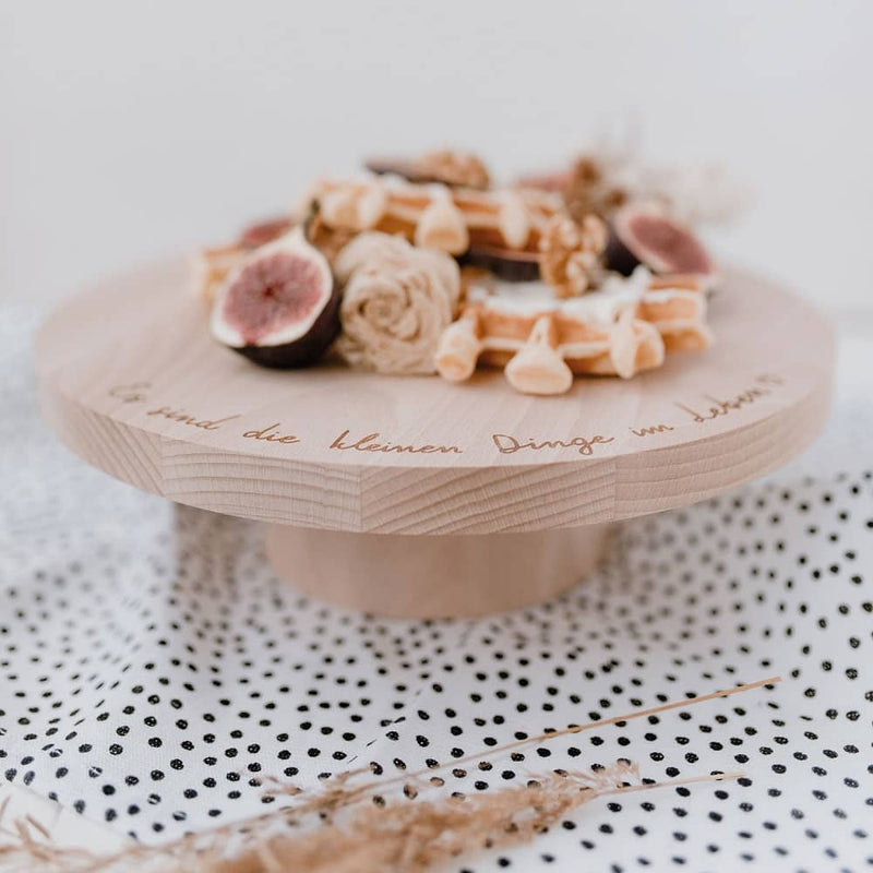 Kuchenständer aus Holz mit Schriftzug von Eulenschnitt | Bild Maggy Melzer